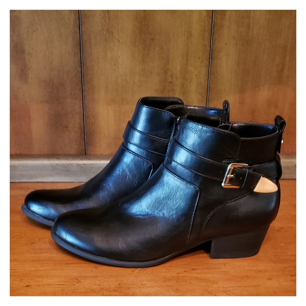 Unisa Phyllis Bootie NEW